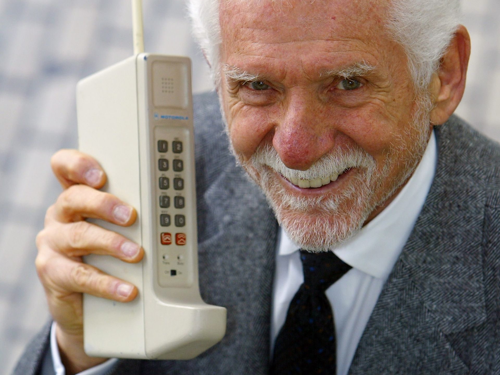 Мобильные телефоны сочи. Motorola DYNATAC 8000x. Motorola DYNATAC 8000x 1983 год.