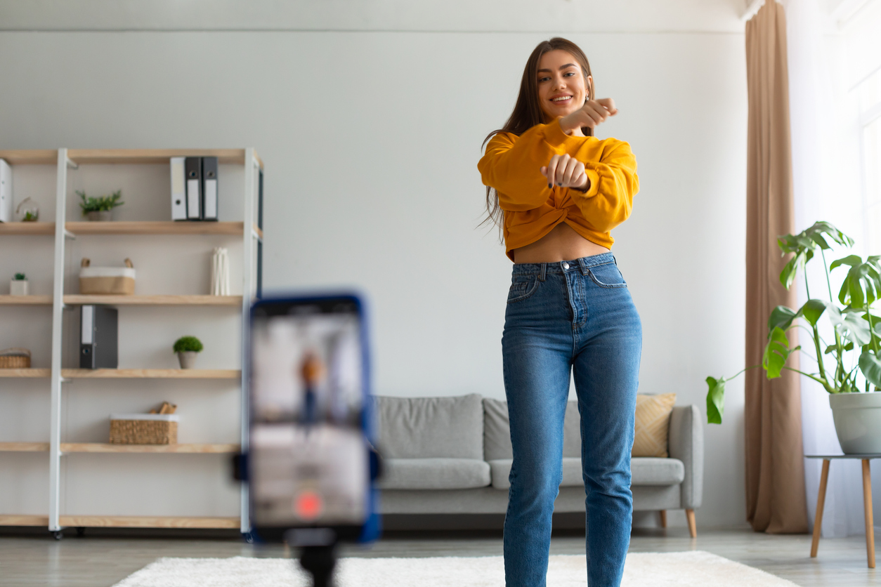 Influencer bailando frente a una cámara ¿Qué es el Media Kit Influencer? Todo lo que debes de saber sobre el Marketing de Influencers te lo contamos en este Blog.